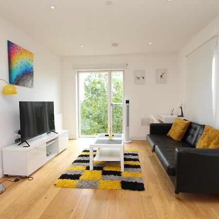 Spacious & Modern 1 Bedroom Close To Station In E16 London Exterior photo